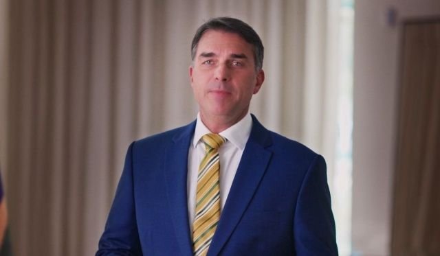 Flávio Bolsonaro faz pronunciamento sobre crise envolvendo Moraes