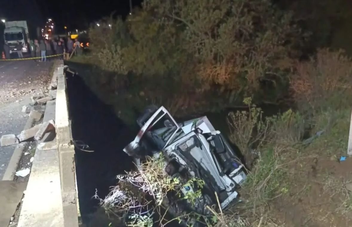 Caminhão tomba na SC-350 em Lebon Régis; motorista é resgatado e carga é alvo de saque