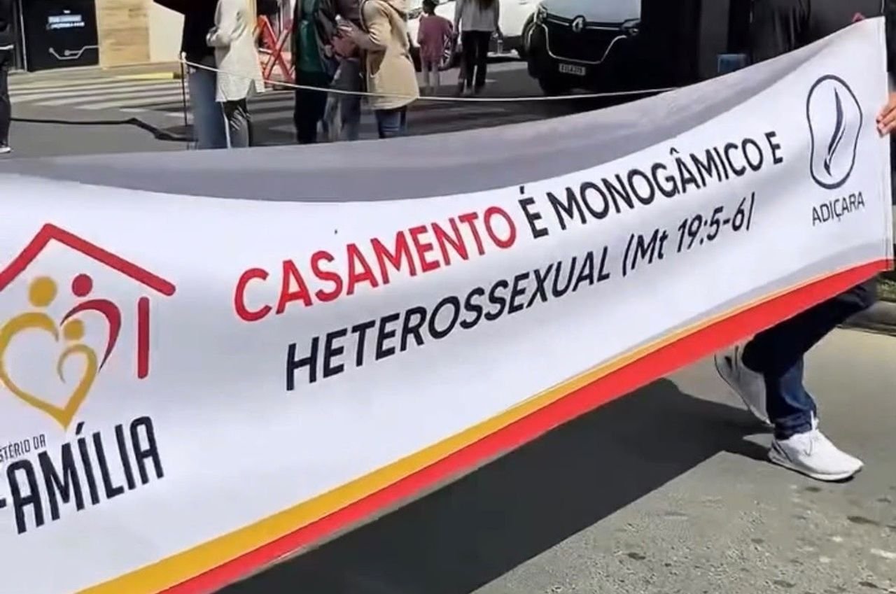 MPSC investiga igreja e prefeitura por faixas contra comunidade LGBTQIA+ em desfile de 7 de Setembro