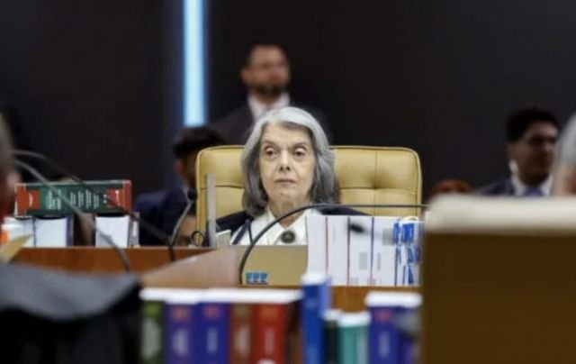 Desembargadoras de SC prestam homenagem à ministra Cármen Lúcia após sessão no STF