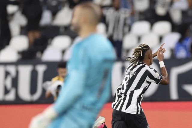 Grêmio perde para o Botafogo em jogo atrasado e se aproxima da zona de rebaixamento