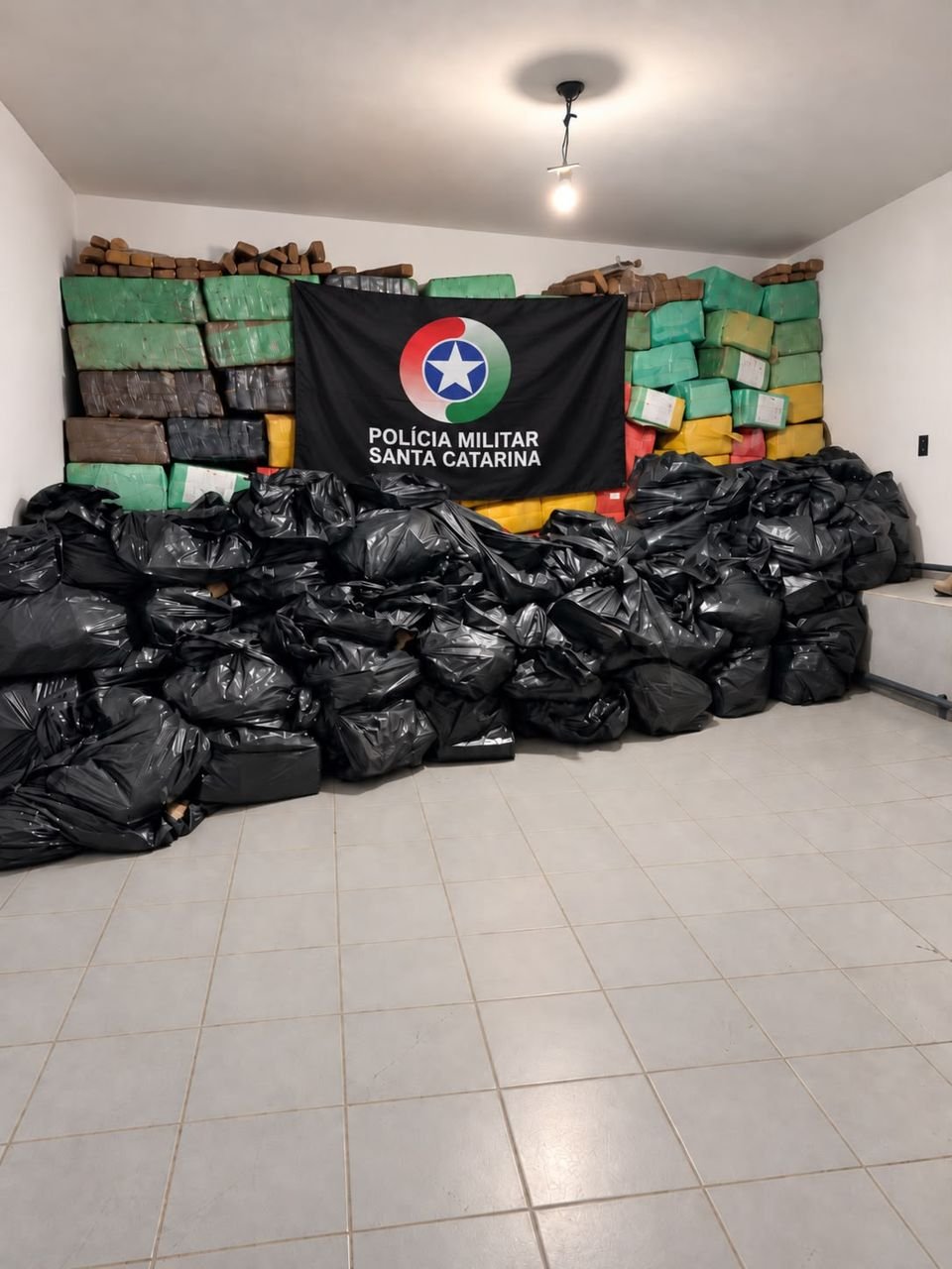 PMSC apreende mais de quatro toneladas de maconha e prende homem em Palhoça