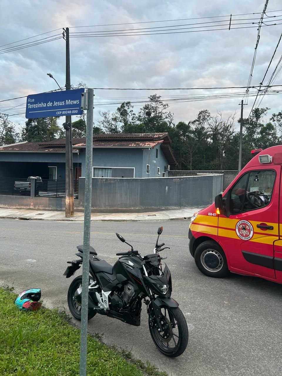 Motociclista fica ferido após colisão com reboque em Garuva, SC
