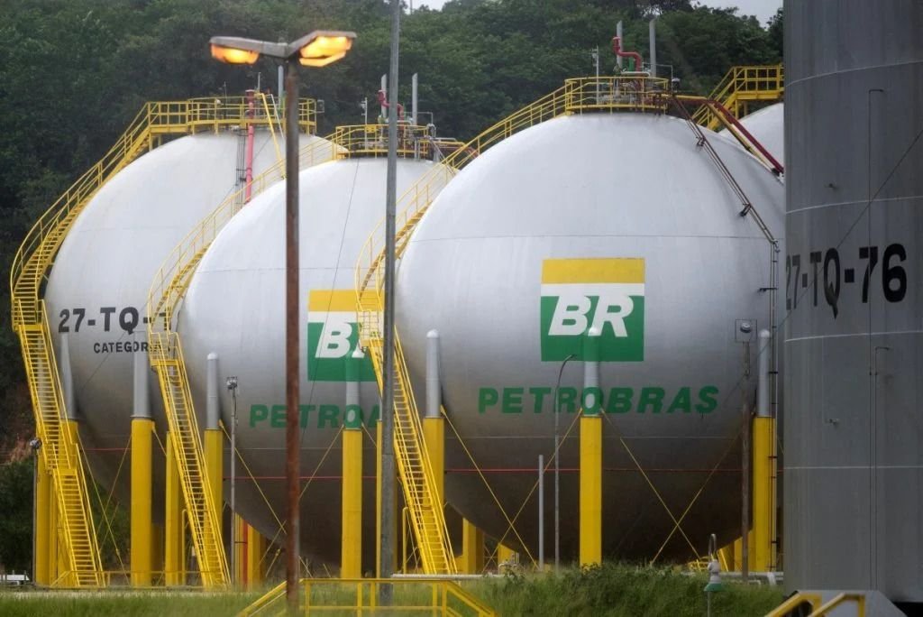Petrobras anuncia aumento de R$ 1 no diesel, mas subsídio mantém preço nas refinarias
