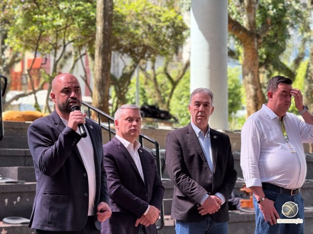 Estado entrega 10 novas ambulâncias em São Miguel do Oeste