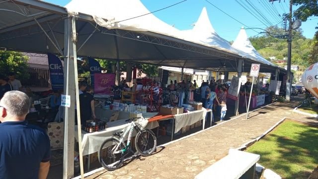 Feira movimenta comércio durante a Semana do Município em Romelândia