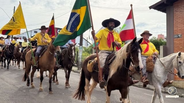 Cavalgada celebra Dia do Gaúcho em São Miguel do Oeste
