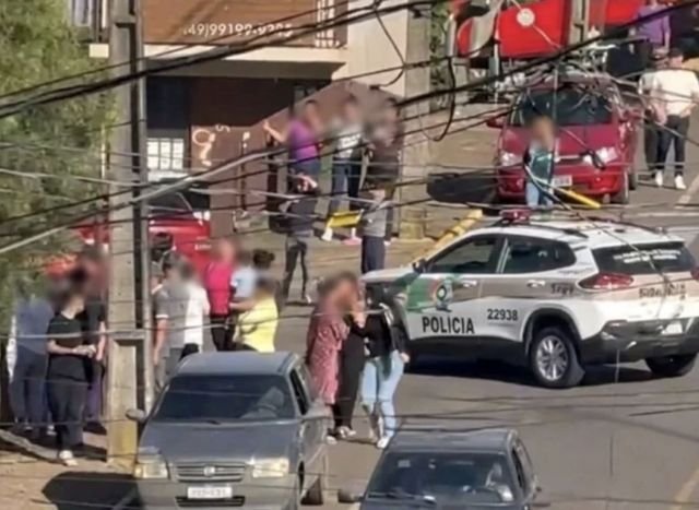 Homem armado com faca tenta entrar em creche e avança contra policiais em Campos Novos
