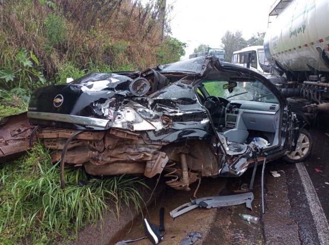 Colisão entre carro e caminhão deixa um morto e dois feridos na SC-155 em Abelardo Luz