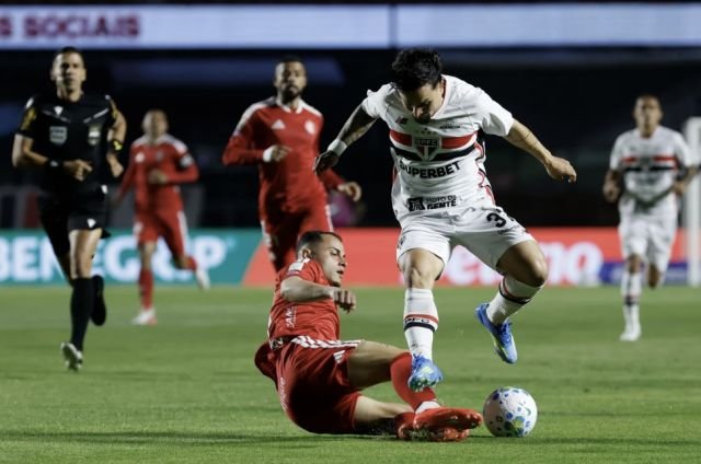 Internacional perde para o São Paulo e permanece na zona de rebaixamento do Brasileirão