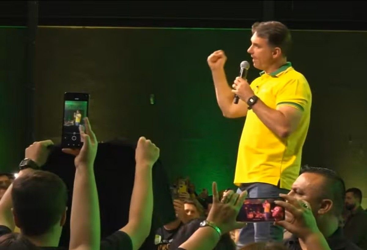 Flávio Bolsonaro critica Lula e promete mudanças na economia e no STF