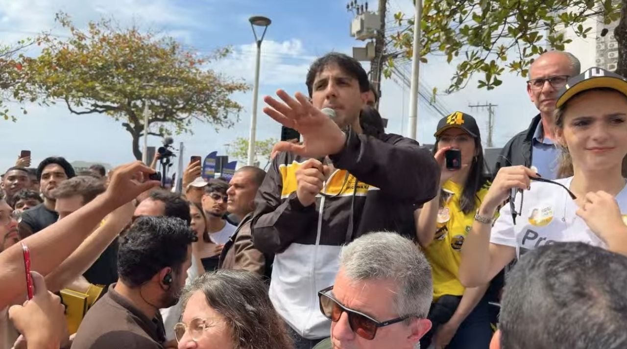 Renan Santos critica apoio a Valdemar Costa Neto após protestos anticorrupção