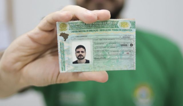 Motoristas de 50 a 69 anos poderão renovar CNH gratuitamente uma vez; entenda as regras