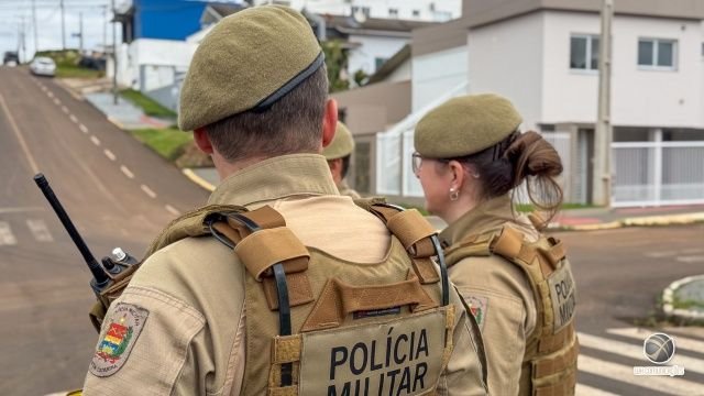 Homem é preso após ameaçar policiais com pitbull em Mondaí