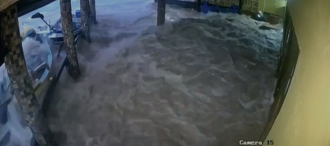 Avanço do mar causa danos em praias do Sul de SC