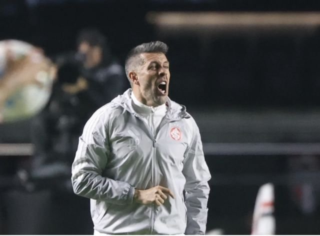Paulo Pezzolano deixa cargo de técnico do Internacional após derrota