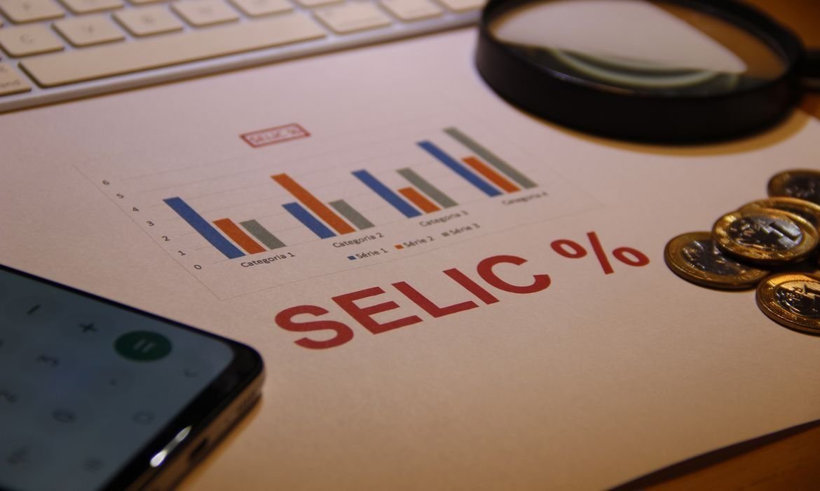 Mercado reduz projeção da Selic para 13,50% e eleva previsão de inflação em 2026