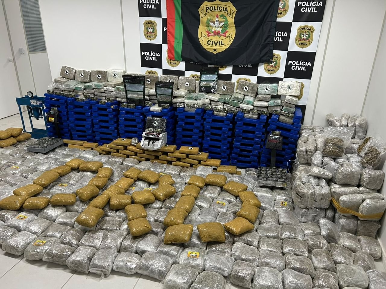 Polícia Civil apreende mais de meia tonelada de drogas em Biguaçu, SC