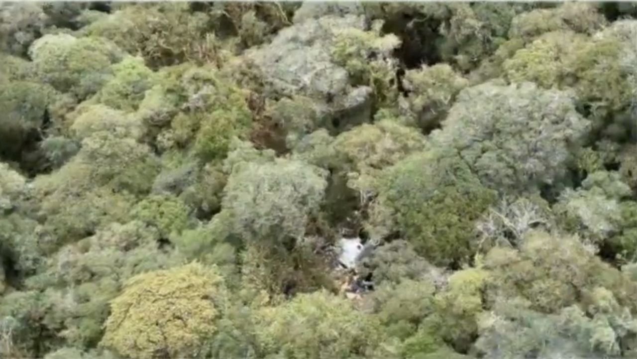 Bombeiros realizam operação para retirar corpos de destroços de helicóptero em SC