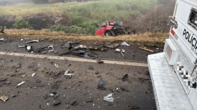Colisão entre ônibus e carro deixa um morto e um ferido na SC-480