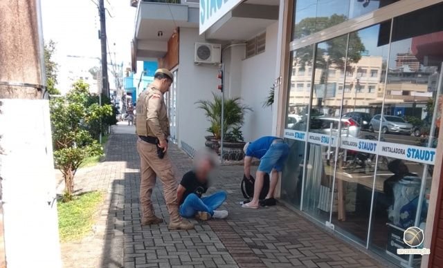 Homem é preso após assaltar supermercado e roubar carro em Maravilha