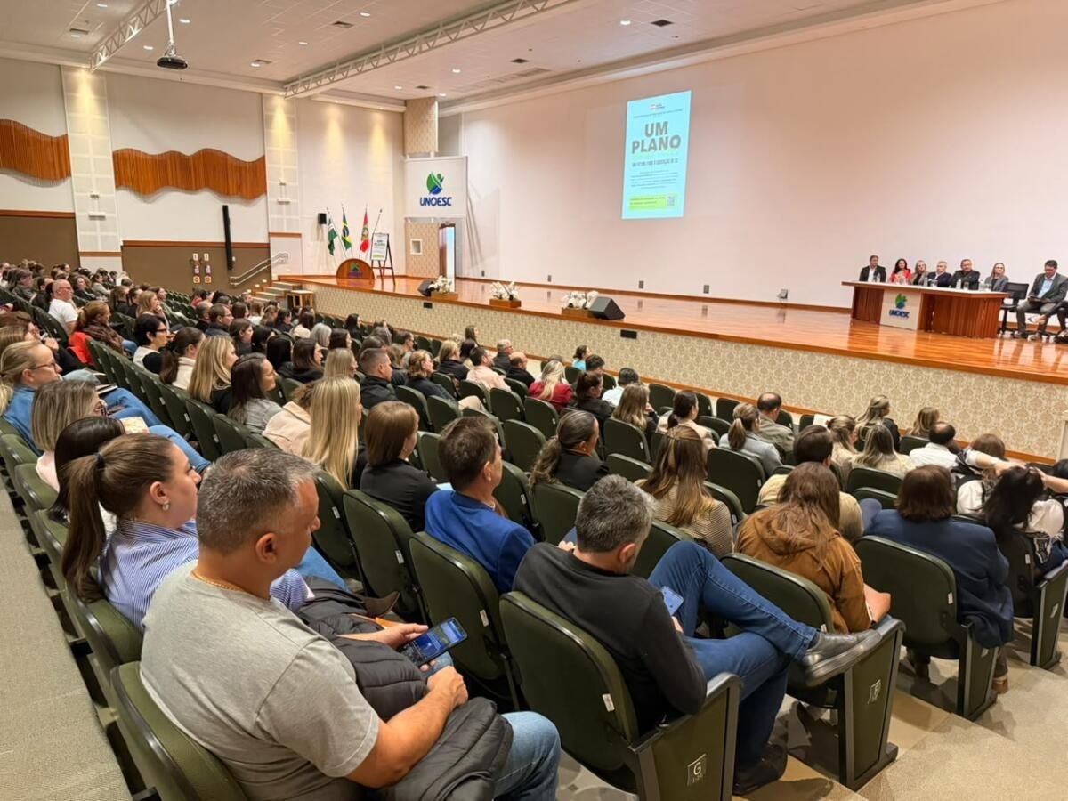 Seminário do Plano Estadual de Educação reúne 47 municípios em São Miguel do Oeste
