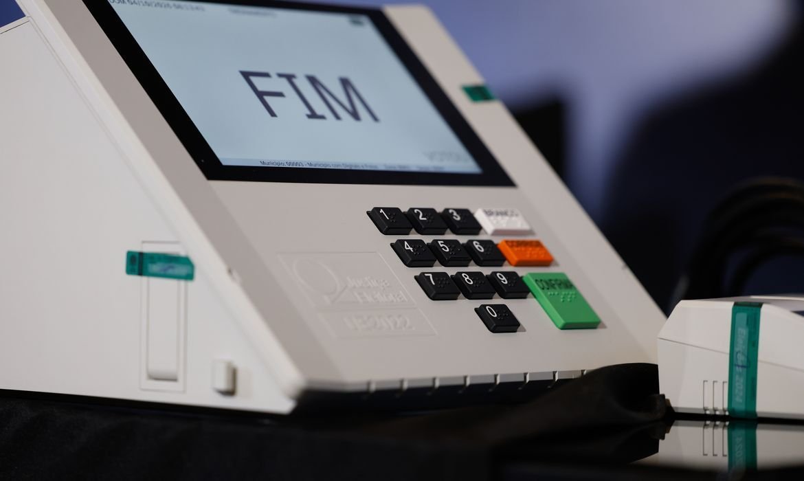 IA e vídeos falsos ampliam riscos para eleições de 2026, aponta CGI.br