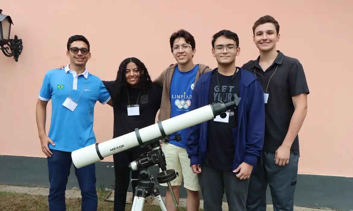 Estudantes brasileiros representam o país na Olimpíada Internacional de Astronomia no Vietnã