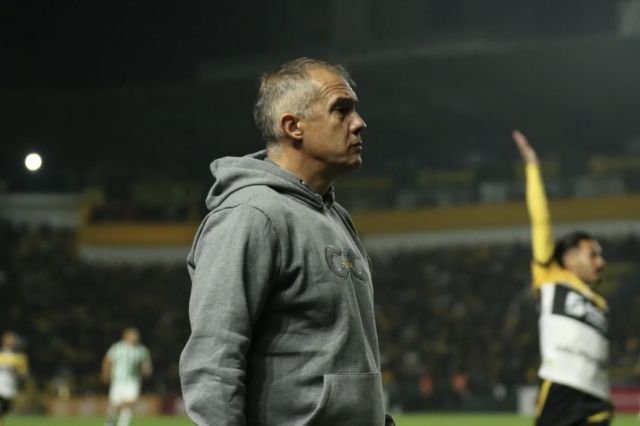 Inter avança em negociações com Eduardo Baptista, técnico do Criciúma