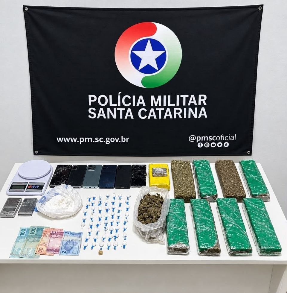 PM apreende mais de 6,2 kg de drogas e recupera moto furtada em Chapecó