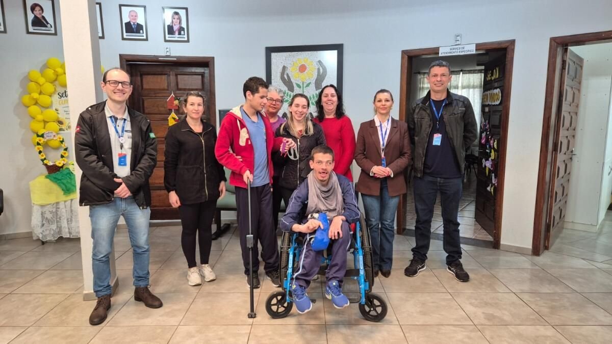 Estudantes do SENAI criam equipamentos adaptados para alunos da APAE em São Miguel do Oeste