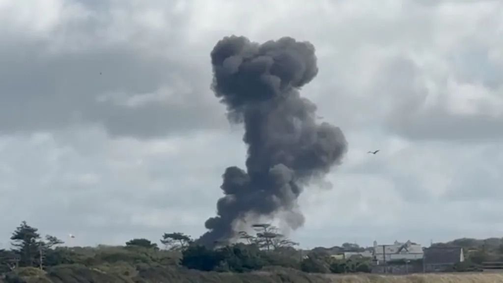 Pilotos ejetam de avião da RAF antes de queda em Anglesey