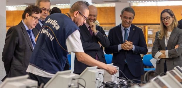 TRE-SC inicia preparo de 18,9 mil urnas para as Eleições 2026