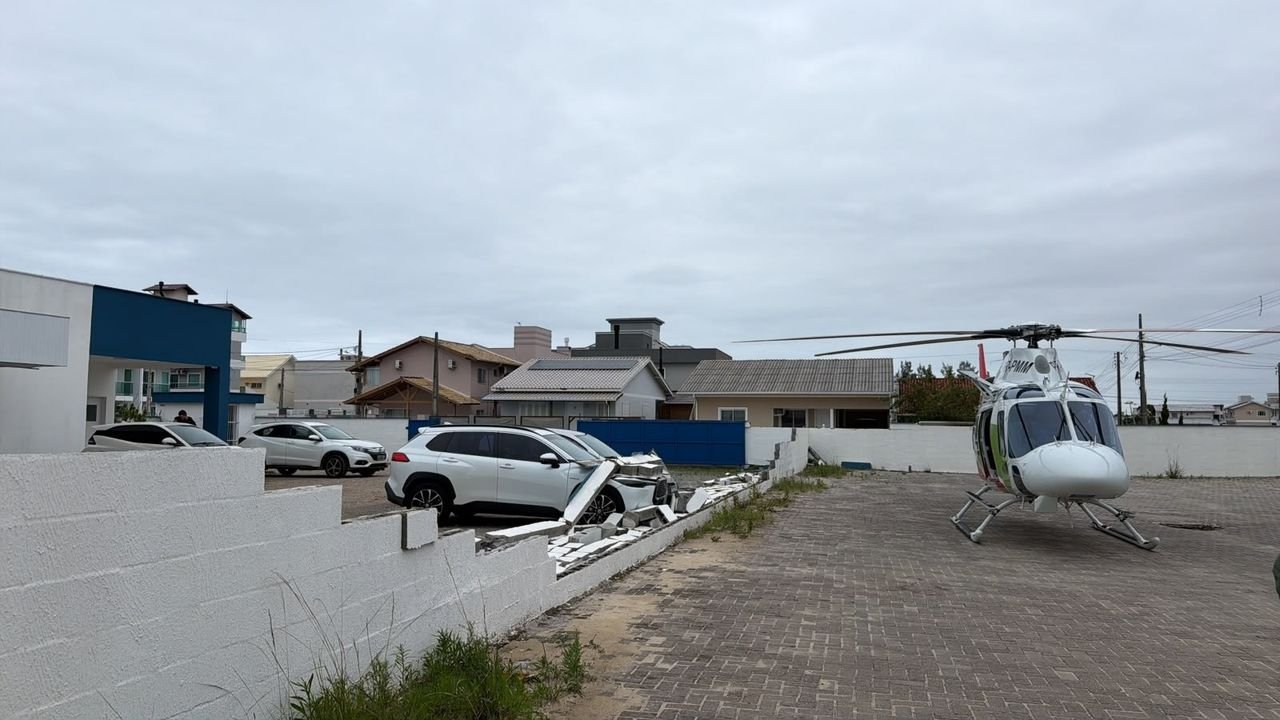 Helicóptero da PM derruba muro ao pousar em UPA na Grande Florianópolis