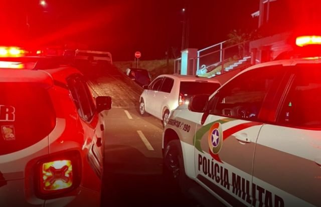 Motorista foge da PM e abandona carro com simulacro em Saudades