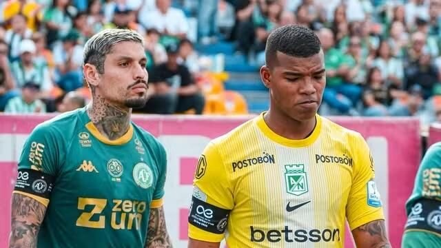 Chapecoense e Atlético Nacional empatam em amistoso marcado por homenagens na Colômbia