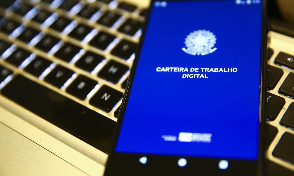 Mercado de trabalho brasileiro atinge recorde de ocupação e taxa de desemprego cai para 5,3%