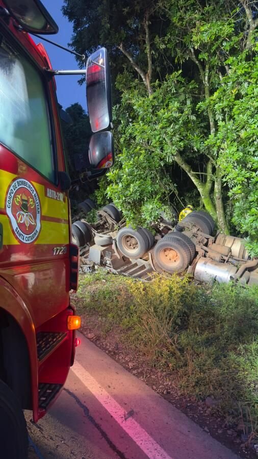 Motorista fica preso às ferragens após caminhão capotar na BR-282 em Iraceminha