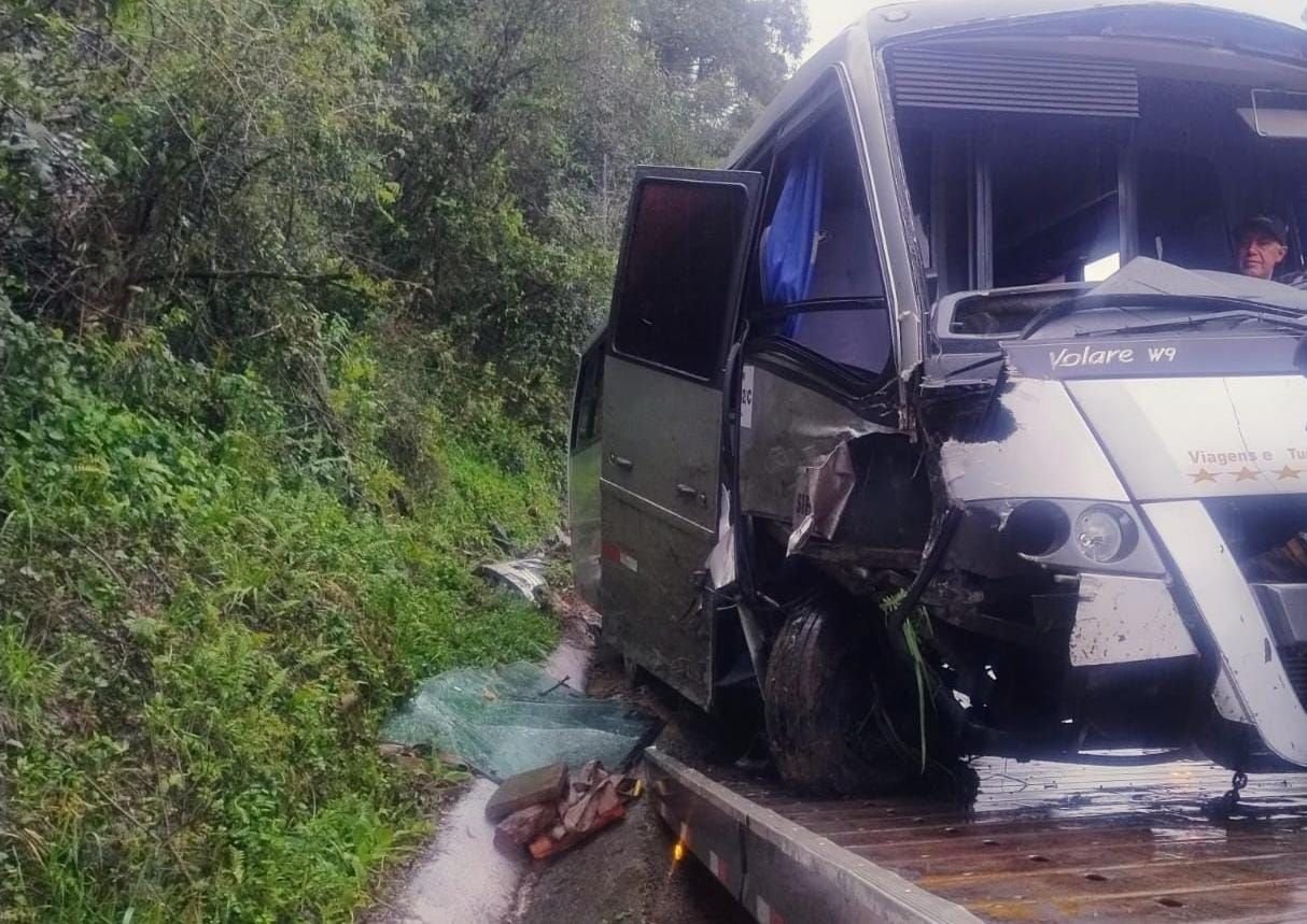 Acidente entre ônibus escolar e rodotrem deixa duas crianças feridas em SC