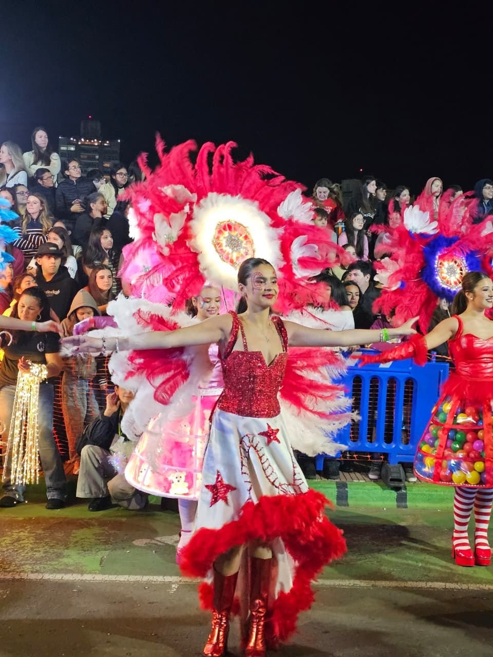 Estudantes de Posadas celebram a última noite da Estudiantina 2026 na Costanera