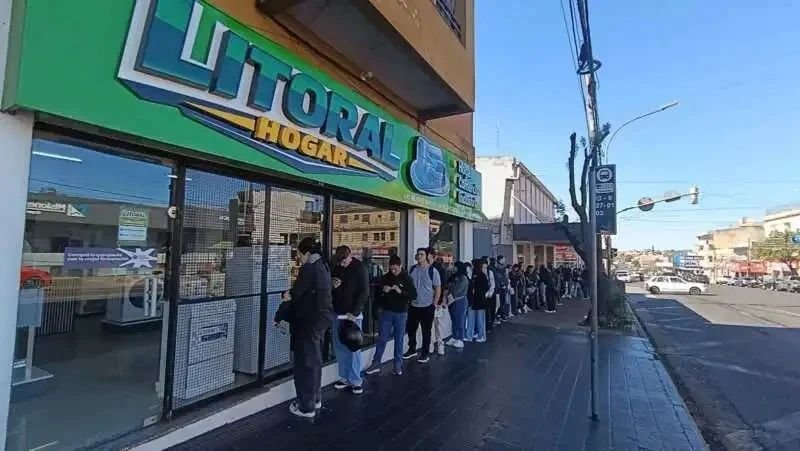 Fila quilométrica em Posadas para vagas de vendedor em loja de eletrodomésticos