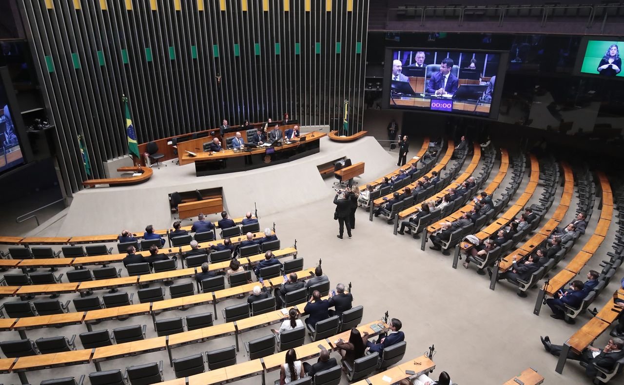 Mais de 5,7 milhões de catarinenses votam para deputados e senadores neste domingo