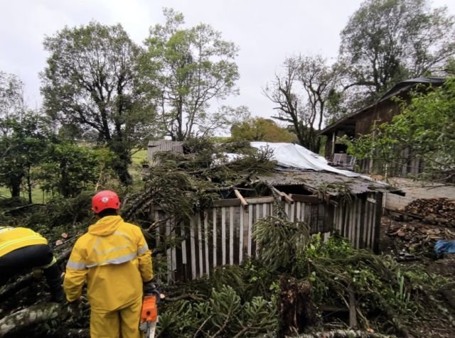 Temporal causa estragos em várias cidades de SC e deixa mais de 2 mil sem energia