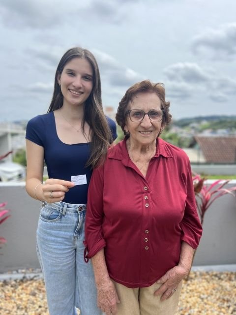 Maravilha: avó de 89 anos e neta de 17 votam e garantem Prova de Vida no INSS