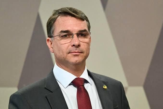 Flávio Bolsonaro lidera votação em Santa Catarina com 66,65% e avança para o segundo turno