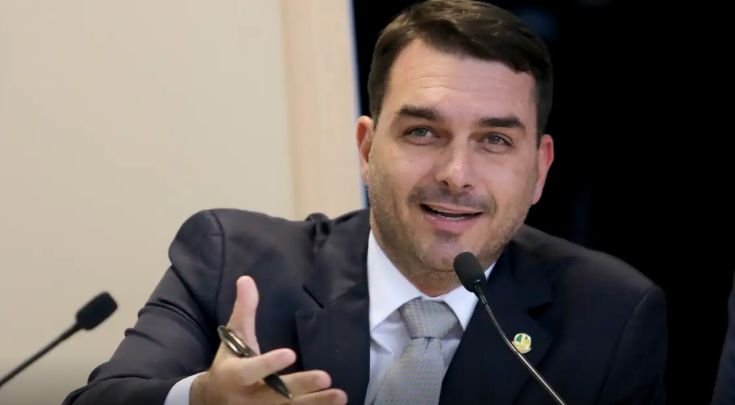 Flávio Bolsonaro lidera primeiro turno com 3,5 milhões de votos no RS e avança para o segundo turno