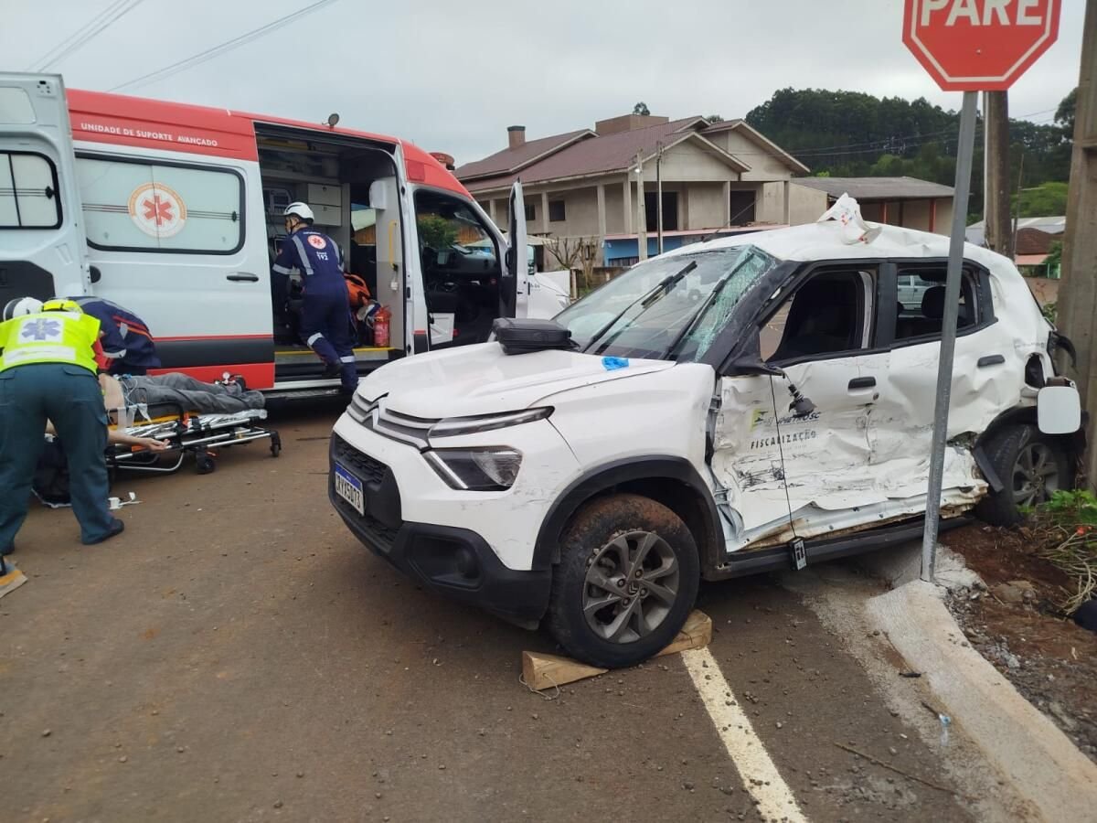 Idoso de 68 anos é transferido para hospital após colisão entre carro e caminhão em SC-305