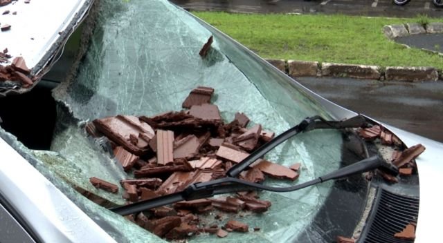 Temporal em Chapecó derruba parede de prédio e atinge carro com casal
