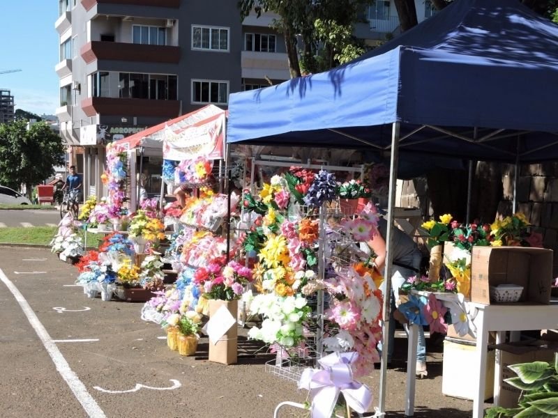 Prefeitura organiza comércio de flores e velas em frente ao Cemitério São Miguel