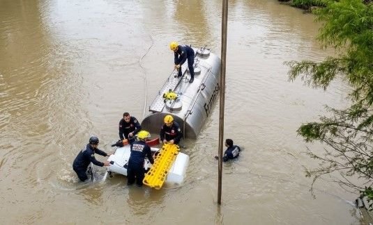 Caminhoneiro de 66 anos é resgatado após caminhão cair em rio em Ituporanga
